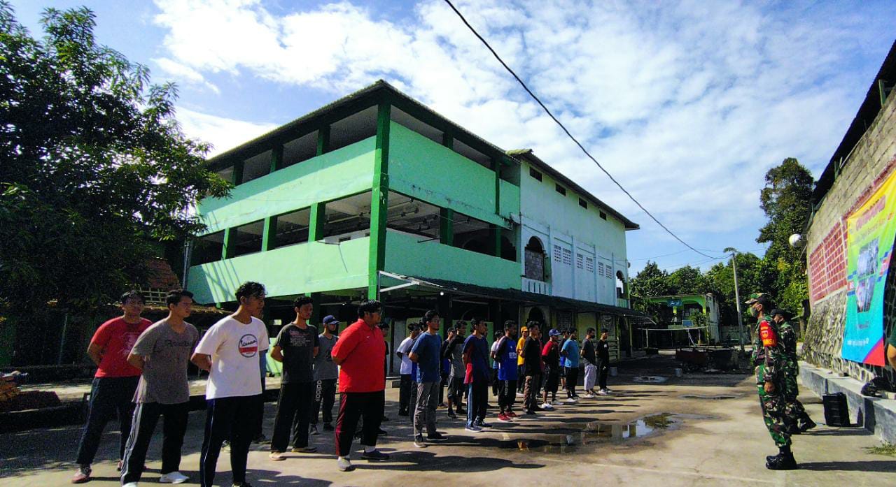 Babinsa Koramil 08/Piyungan Berikan Materi PBB Kepada Mahasiswa STIT Madani Yogyakarta