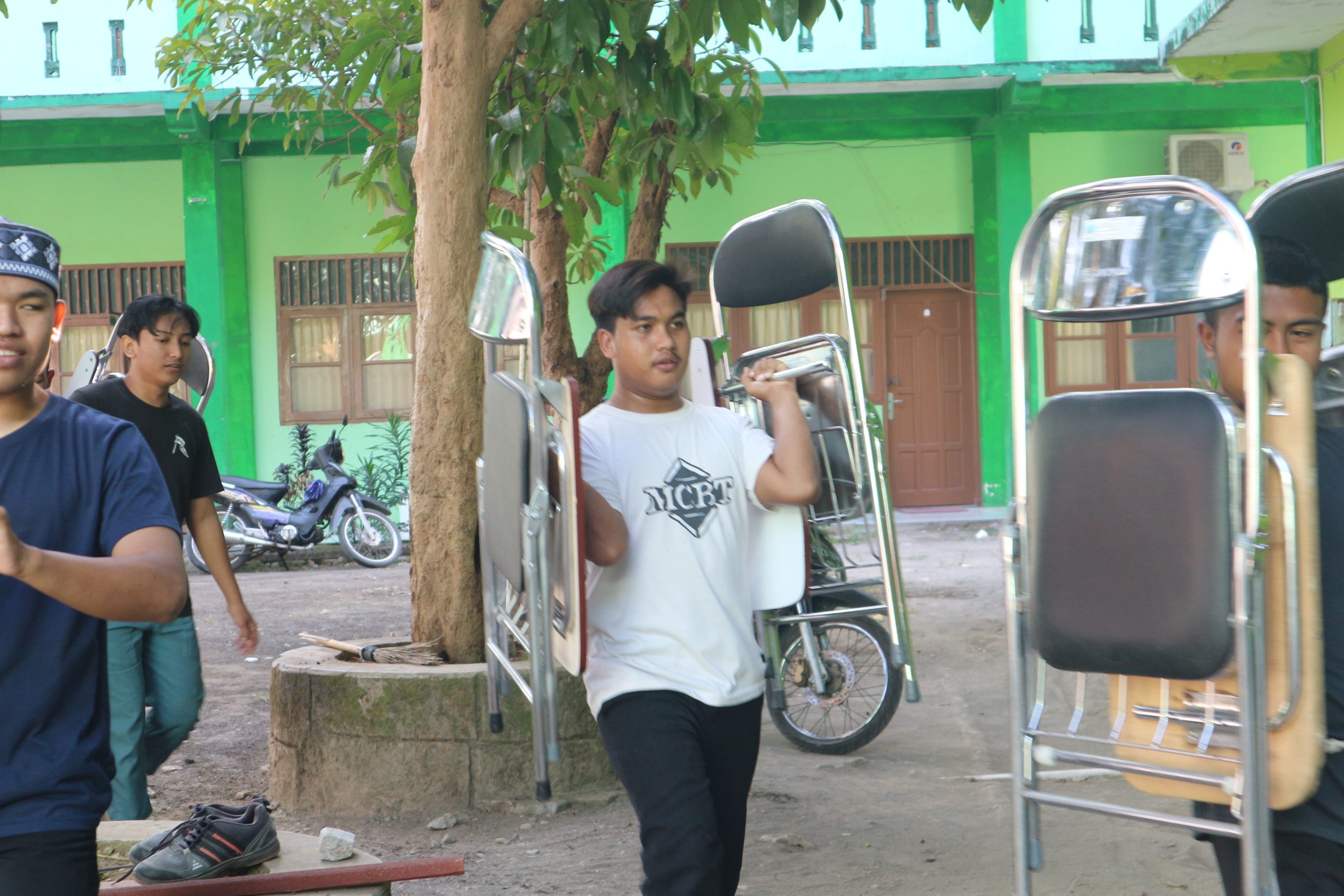 Menyambut KBM, Mahasiswa  STITMA Yogyakarta dan Dosen Melakukan Kerja Bakti Lingkungan Kampus